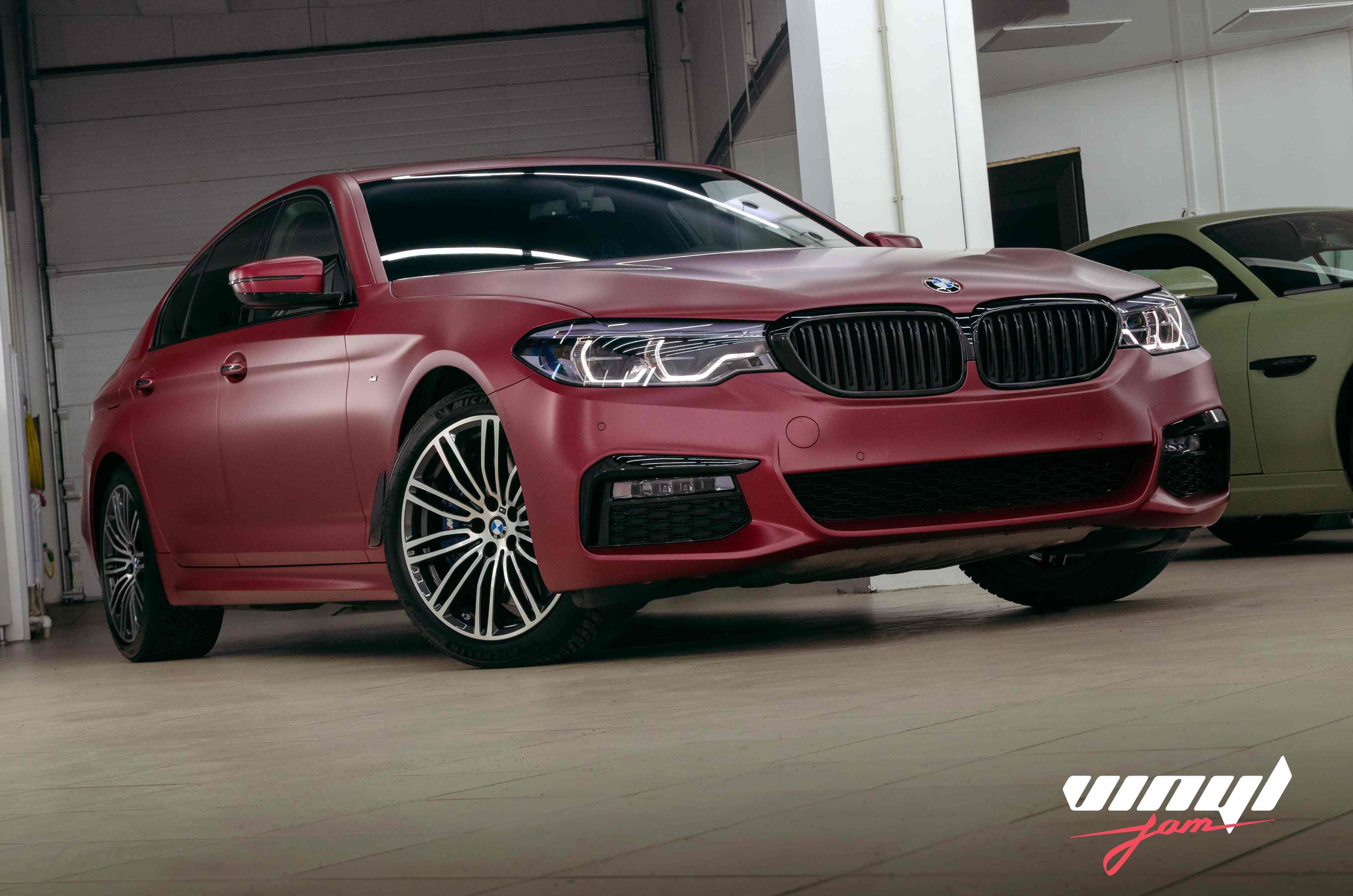 5. BMW 540i Бордовый сатин
