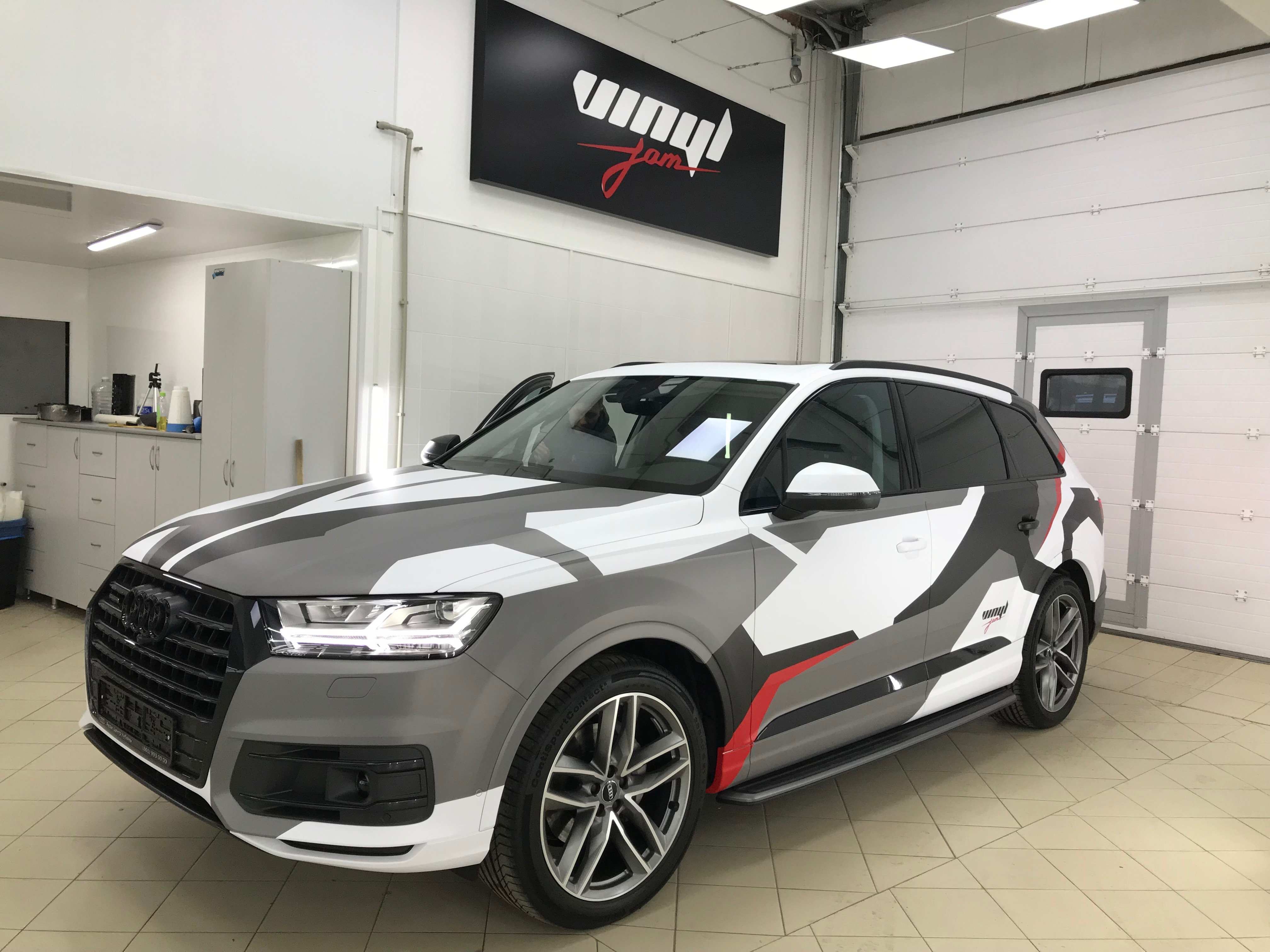 1.Audi Q7 камуфляж
