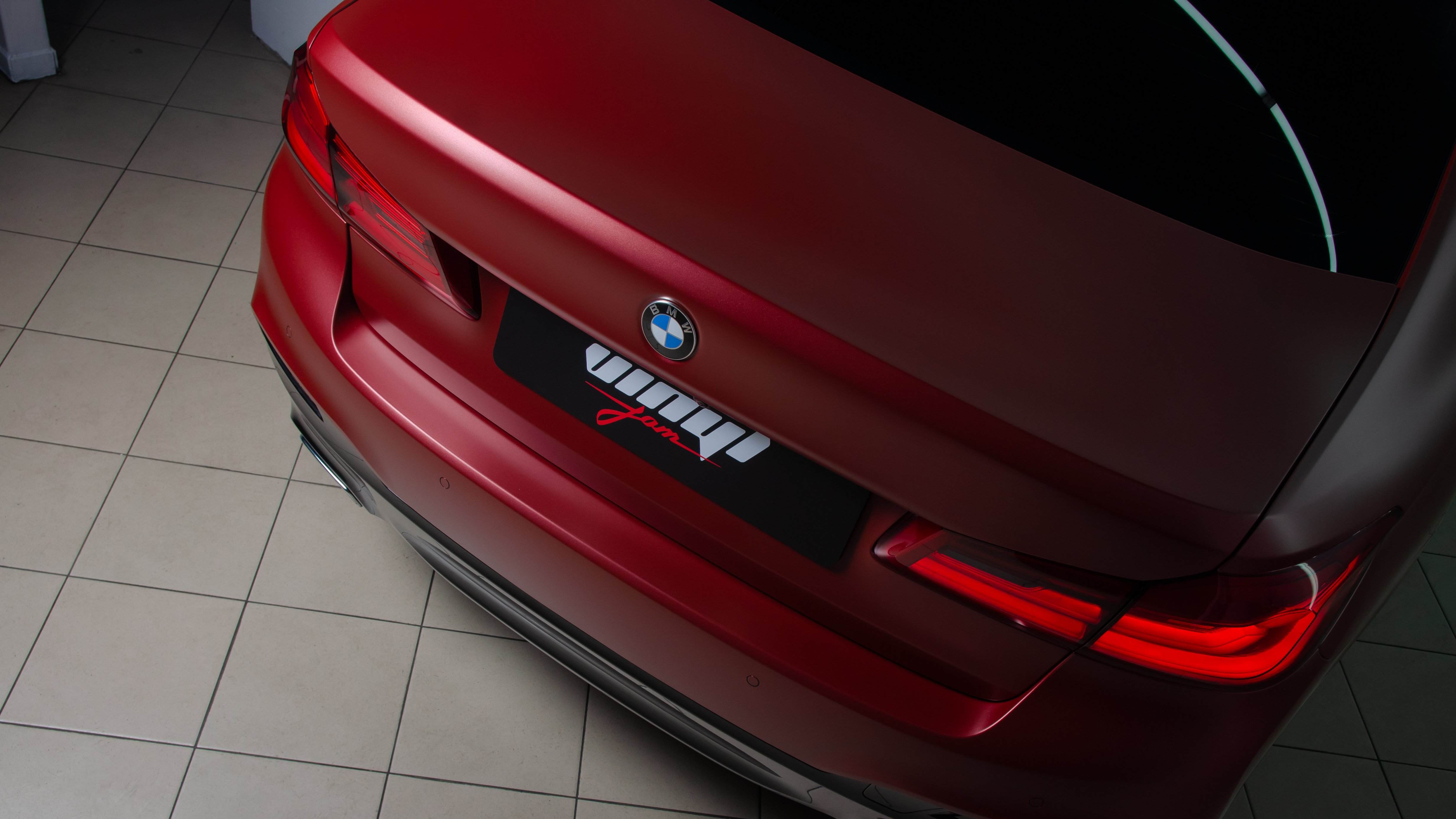 5. BMW 540i Бордовый сатин