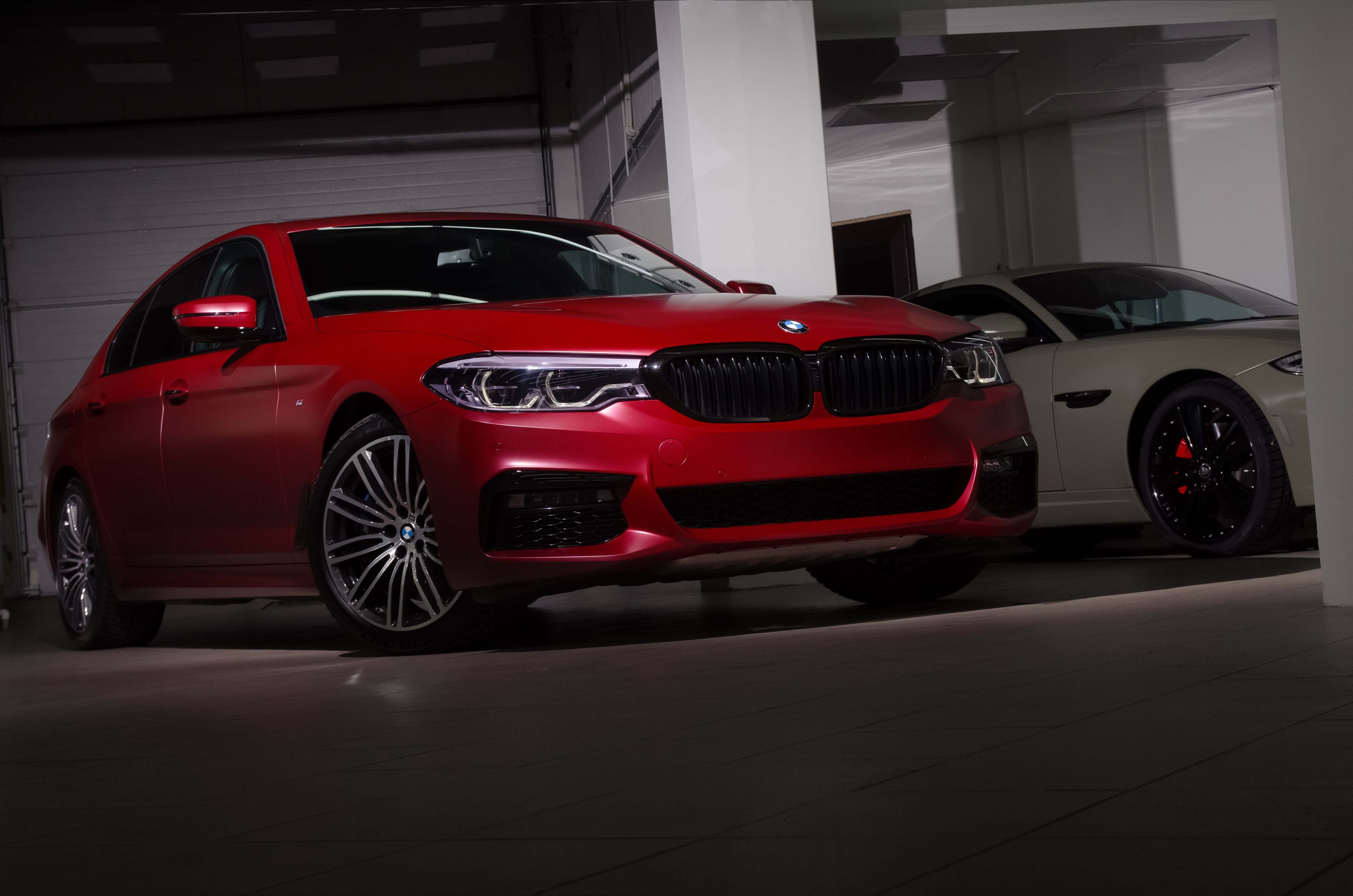 5. BMW 540i Бордовый сатин